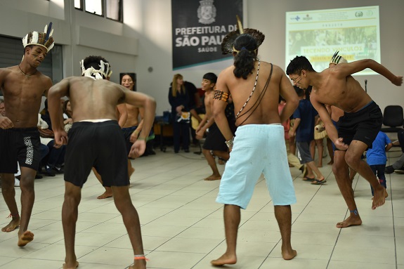 Índios do sexo masculino dançam o xondaro