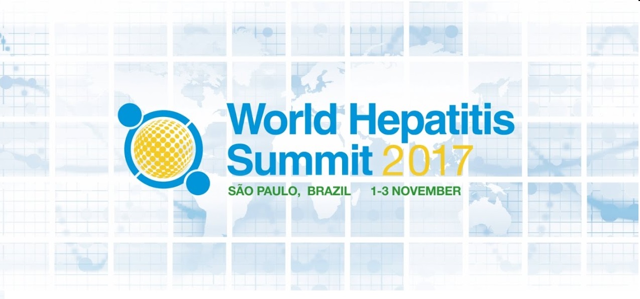 Logo da 2ª Cúpula Mundial de Hepatites, formado pelo nome do evento em azul, o ano de 2017 em amarelo, abaixo, em verde, Sâo Paulo - Brasil, 1 a 3 de novembro. Ao lado do bloco esquerdo de texto há um globo amarelo, rodeado de dois bonecos abraçando o planeta na cor azul.