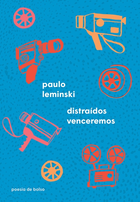 Imagem de capa do livro Distraídos venceremos. Capa de fundo azul com ilustrações de câmeras de filmagem e rolos cinematográficos. O título está em branco