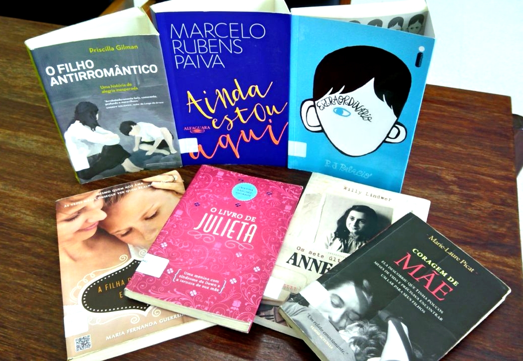 Foto com os livros da exposição de dia das mães