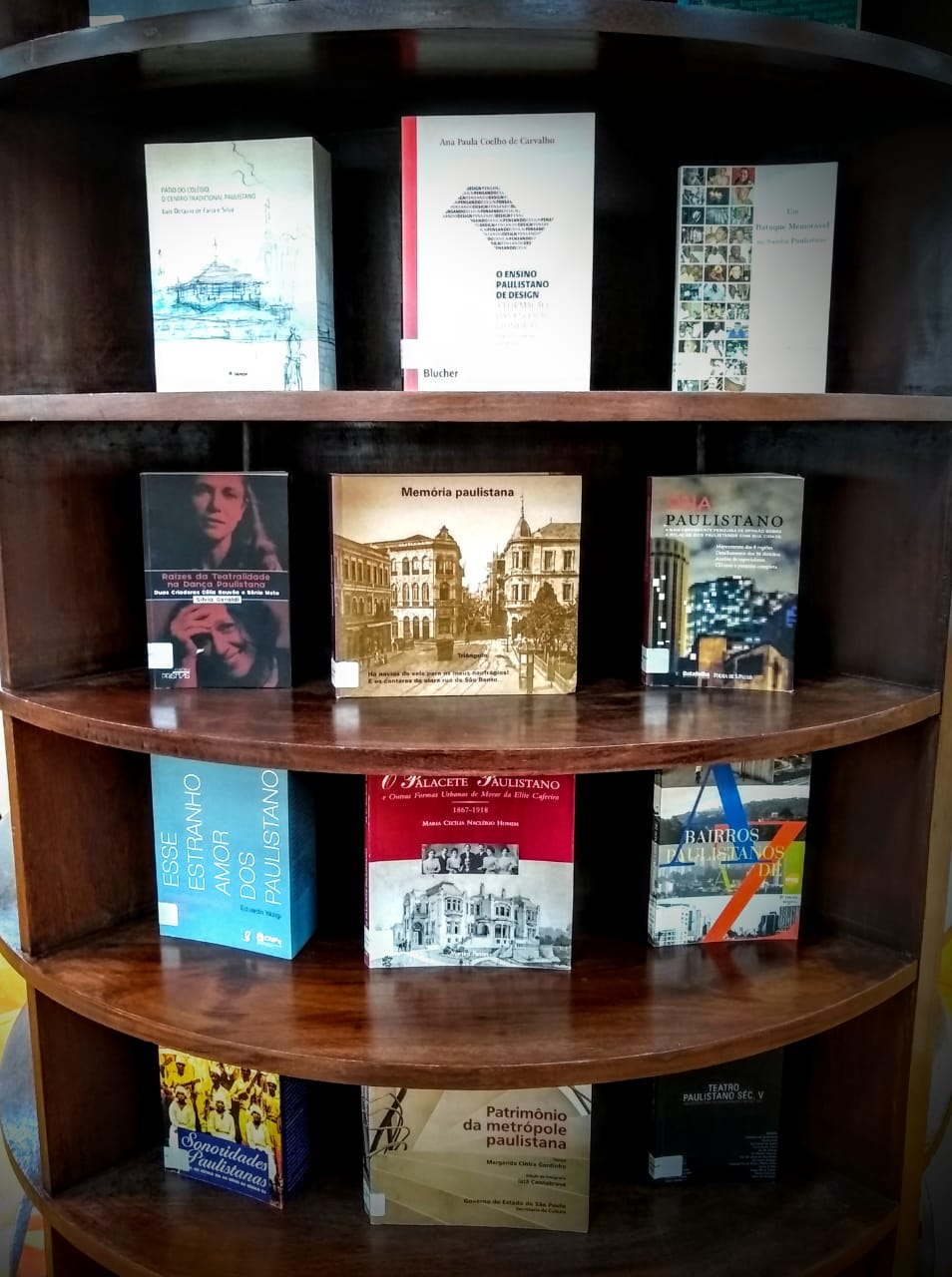 Foto dos livros em exposição na Sala São Paulo