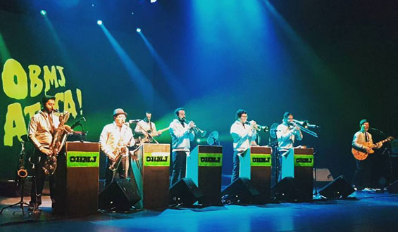 Músico da OBML tocando no palco