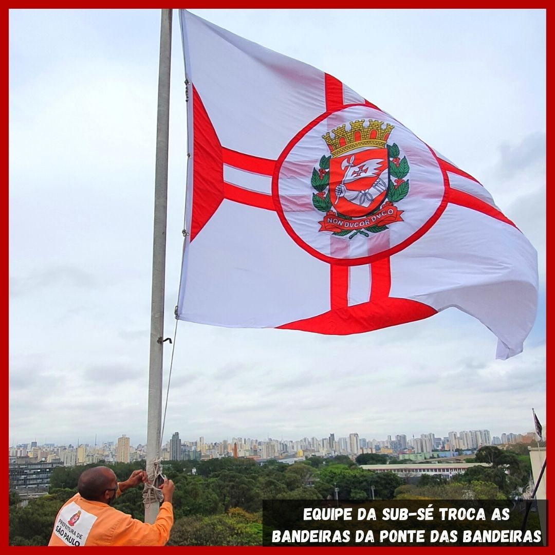 Funcionário troca a bandeira da Cidade da Cidade que está hasteada