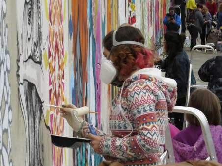 Foto de menina grafitando