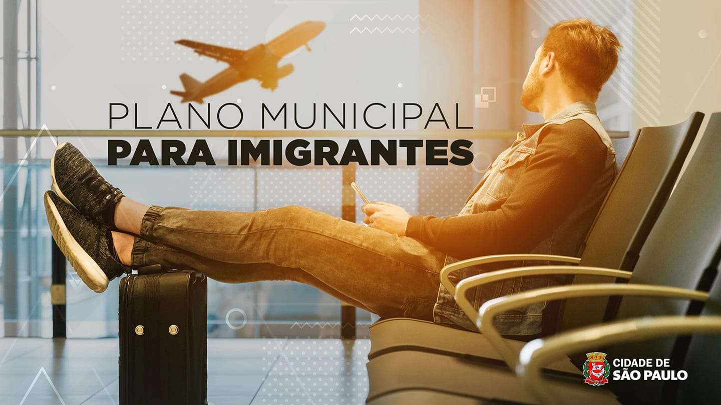 Arte com uma pessoa sentada olhando ao fundo um avião decolando. Está escrito Plano Municipal para Imigrantes com o logotipo da Prefeitura no rodapé da arte.