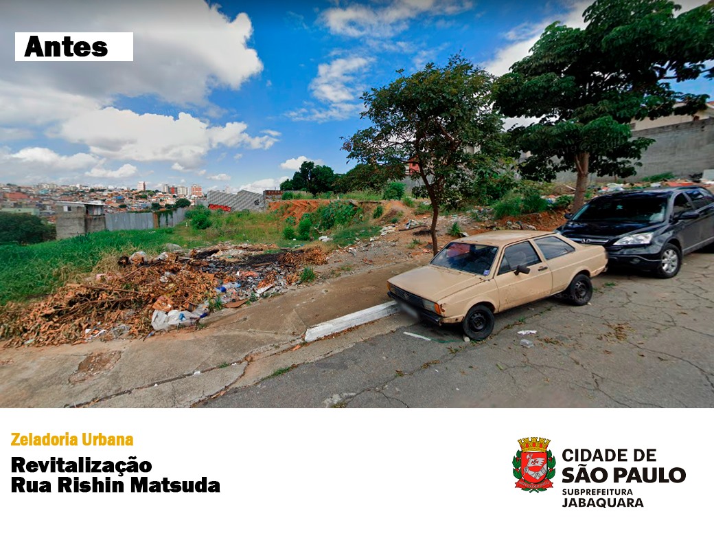 Espaço antes da revitalização com carros abandonados e entulhos na calçada e no terreno