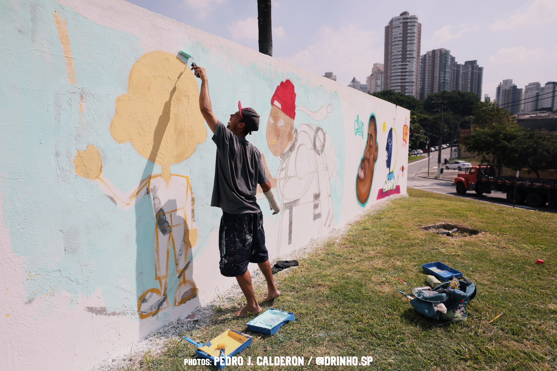 Realização de grafítes sendo realizados na Praça Anna dos Santos Figuereido. Foto por: Pedro Calderon