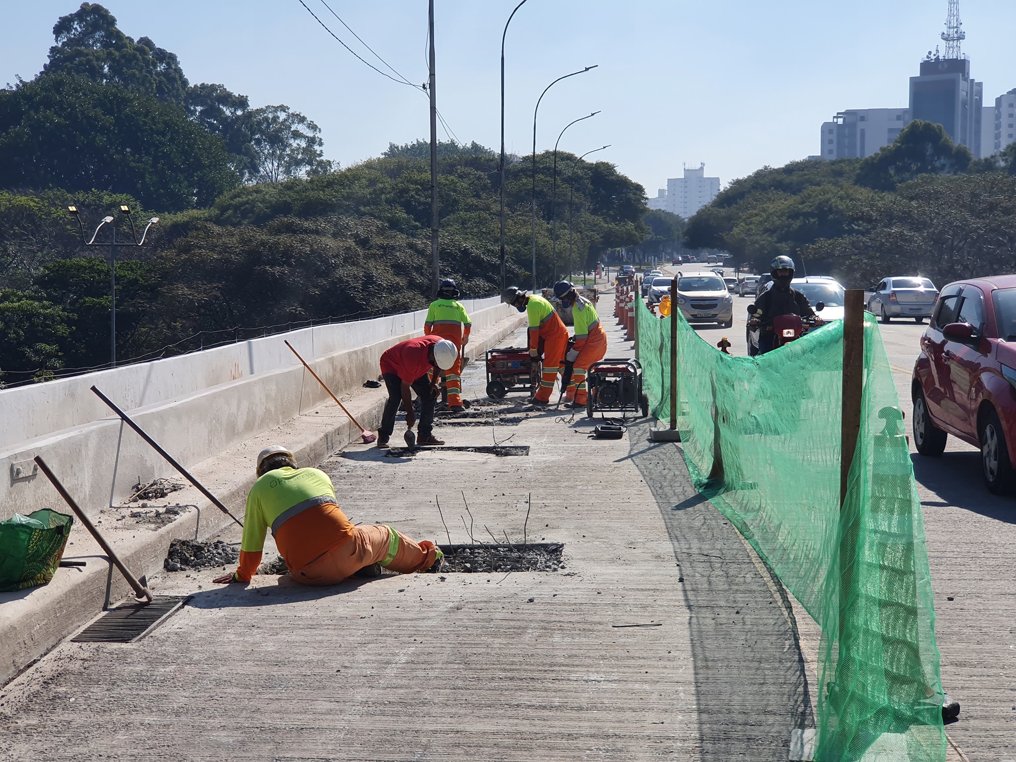 Foto da obra no viaduto DANTE DELMANTO