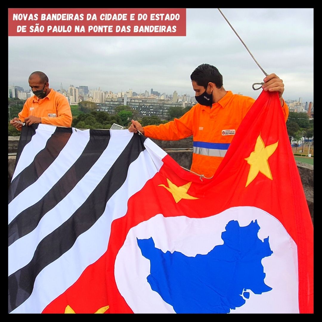 Foto dos funcionários trocando a bandeira do Estado