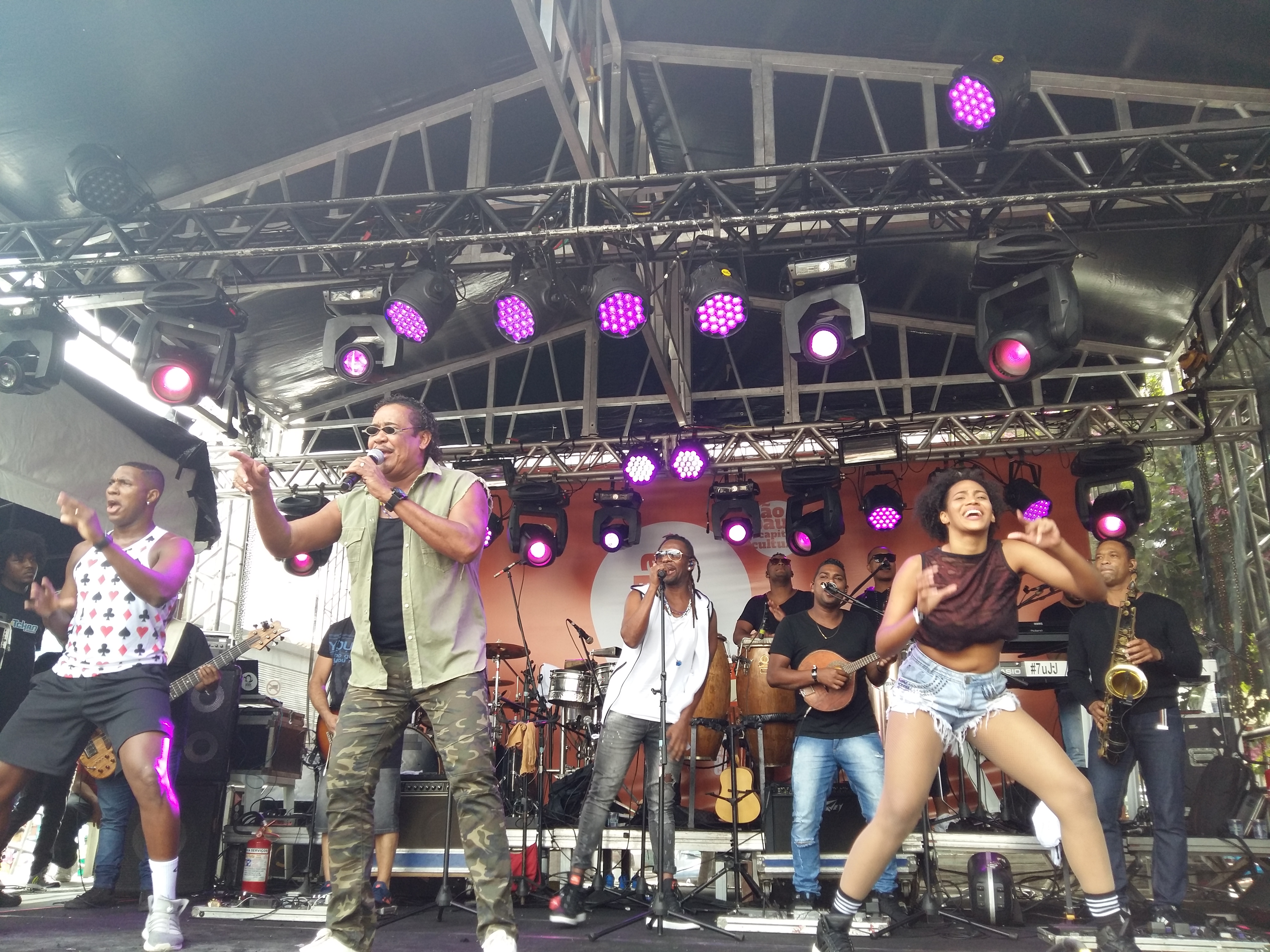 Grupo É o Tchan se apresenta com dois vocalistas à frente e dois bailarinos ao lado e banda ao fundo do palco