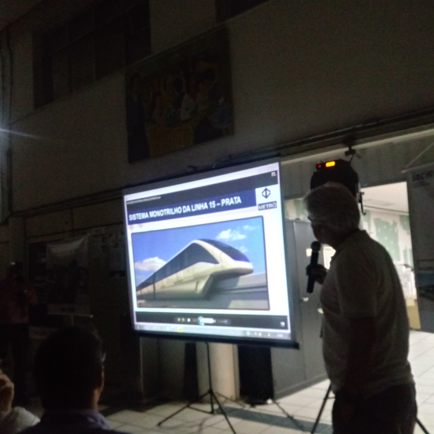 Representante do Metrô faz apresentação com slides sobre as obras do Monotrilho
