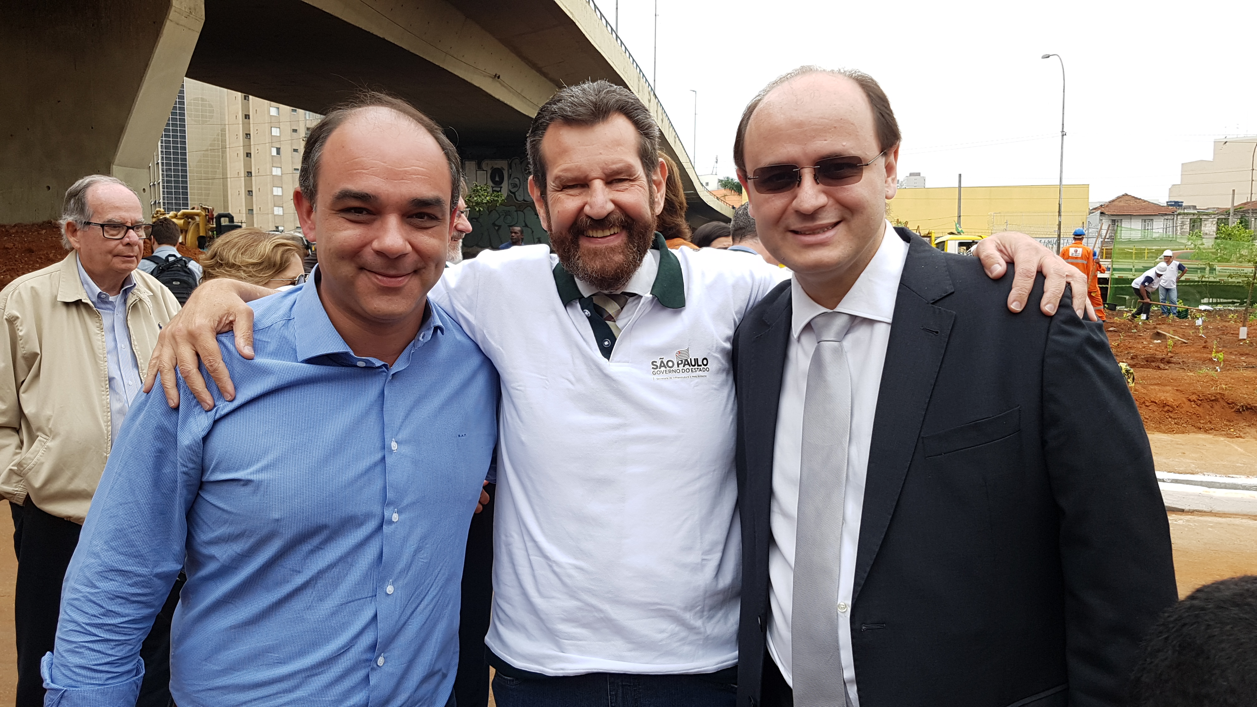 Roberto Arantes com os secretários do Meio Ambiente, Marcos Penido e da Educação, Rossieli Soares