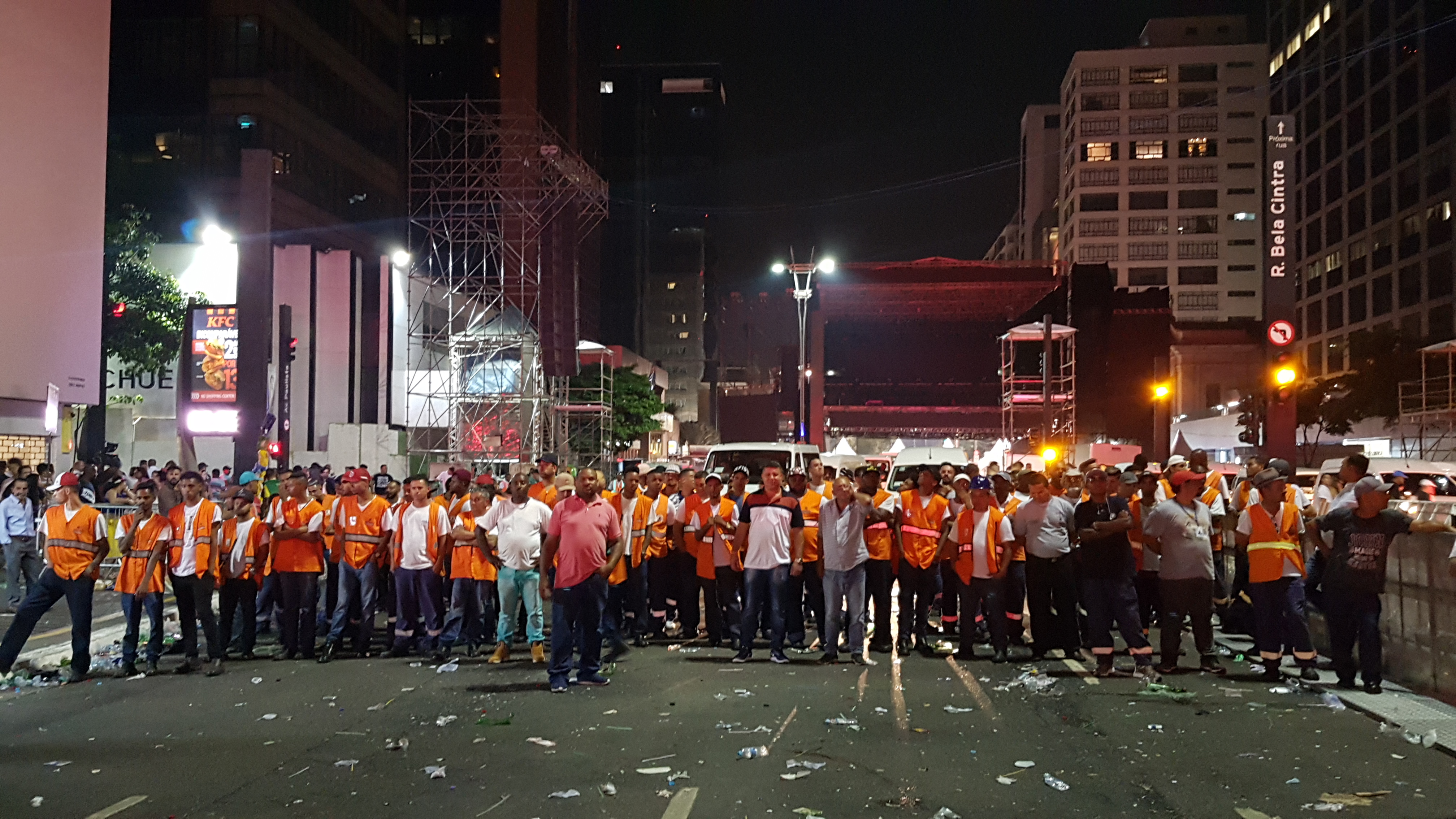 Fiscais da Subprefeitura Sé uniformizados na Avenida Paulista