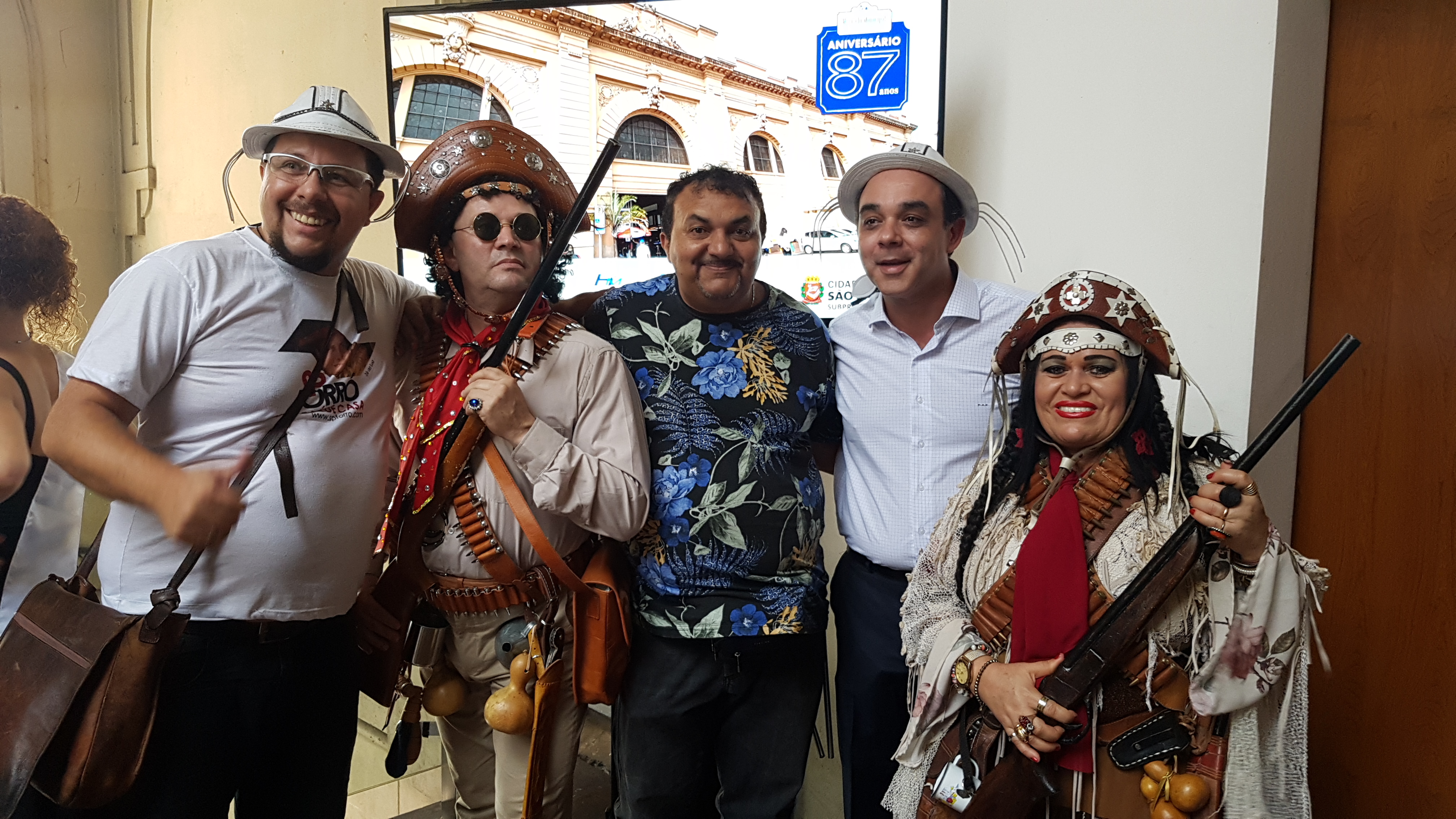 Subprefeito da Sé posa com cantores vestidos de Lampião e Maria Bonita