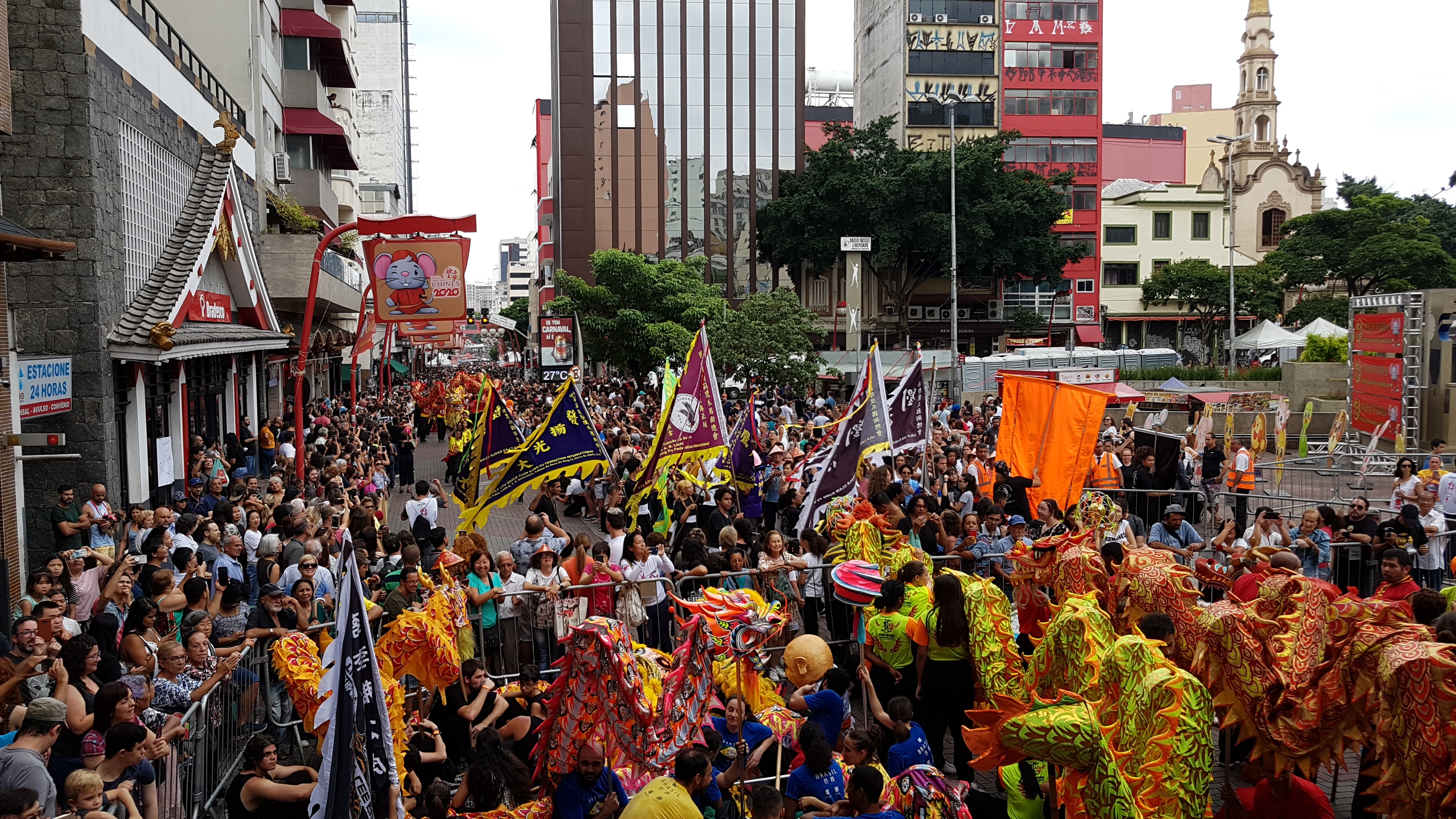 Multidão observa o desfile dos dragões na Praça da Liberdade