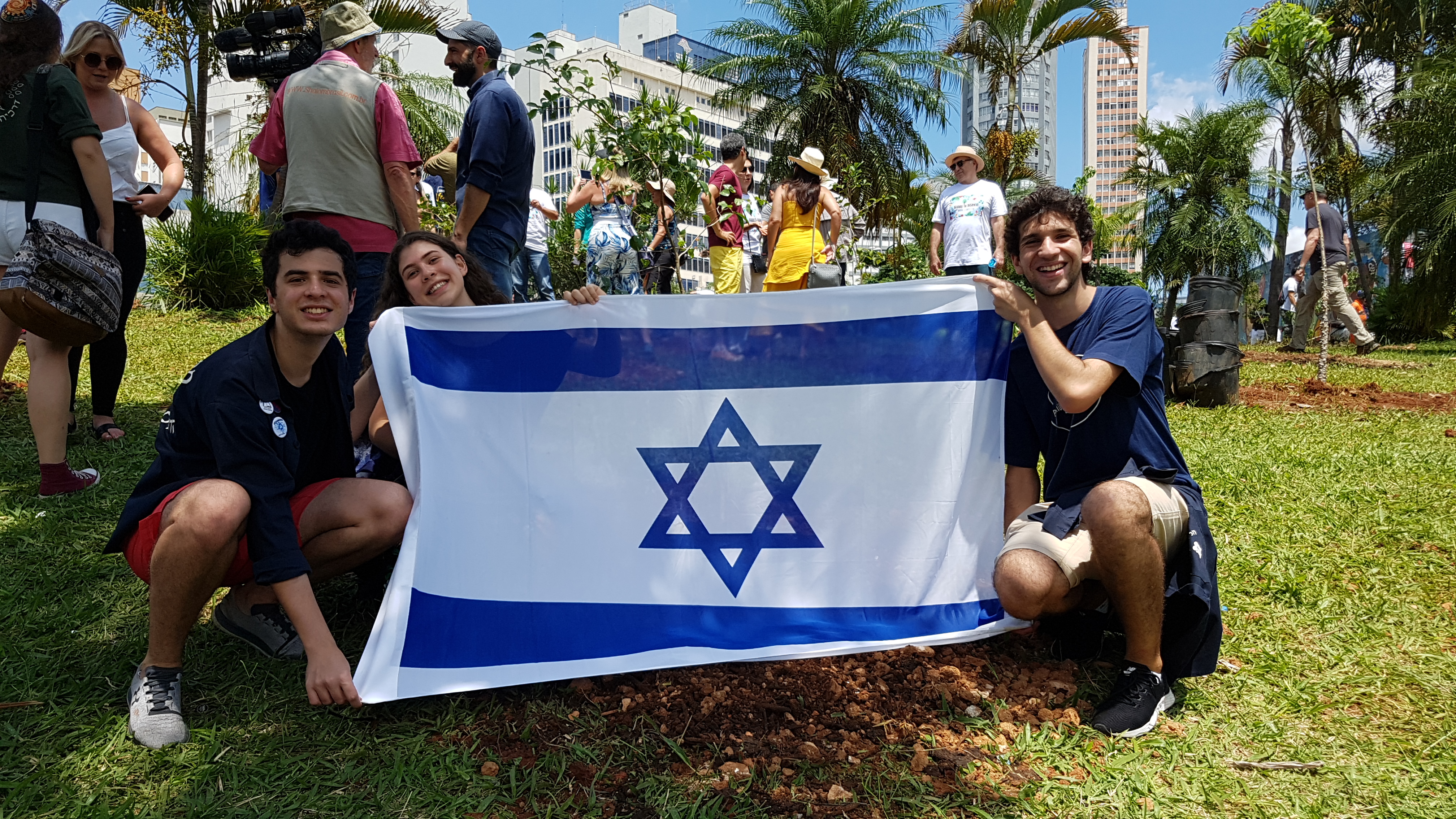 Crianças seguram bandeira de Israel 