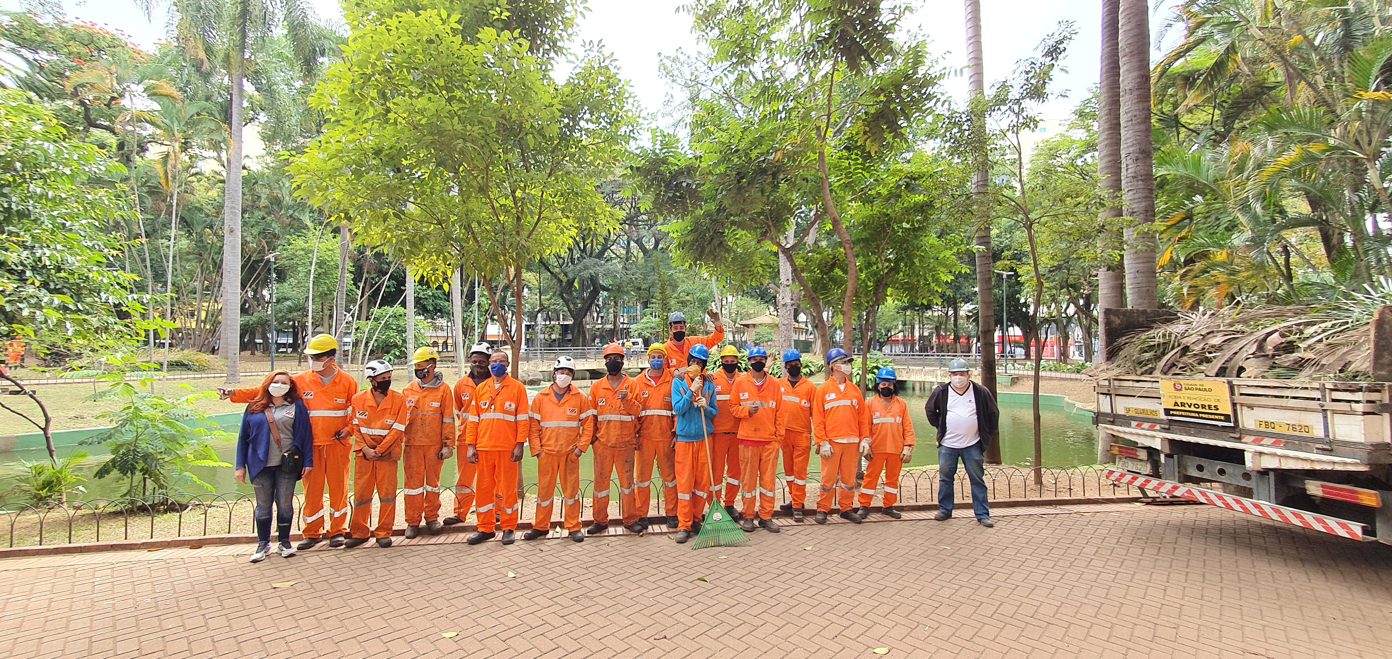 Equipe da Subprefeitura Sé posa para a foto em frente ao lago