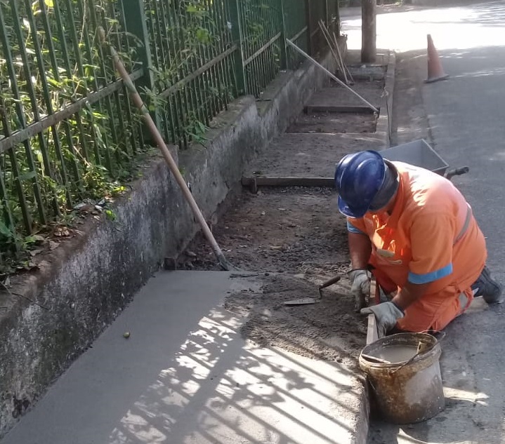 Funcionário está reformando uma calçada no bairro da Aclimação