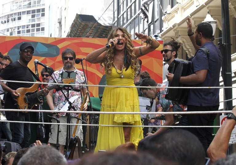 Foto colorida da elba Ramalho e banda