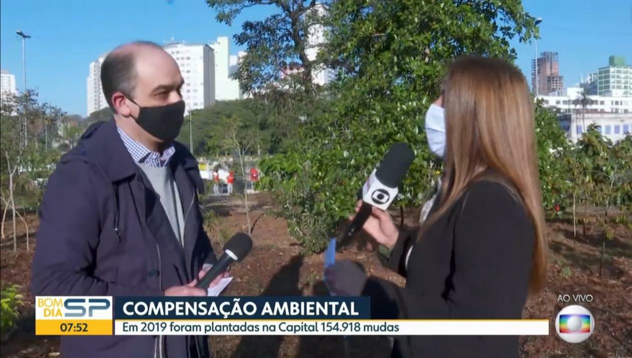 Na foto colorida está o subprefeito da sé segurando o microfone e concedendo entrevista para a repórter ananda Apple que também está com microfone