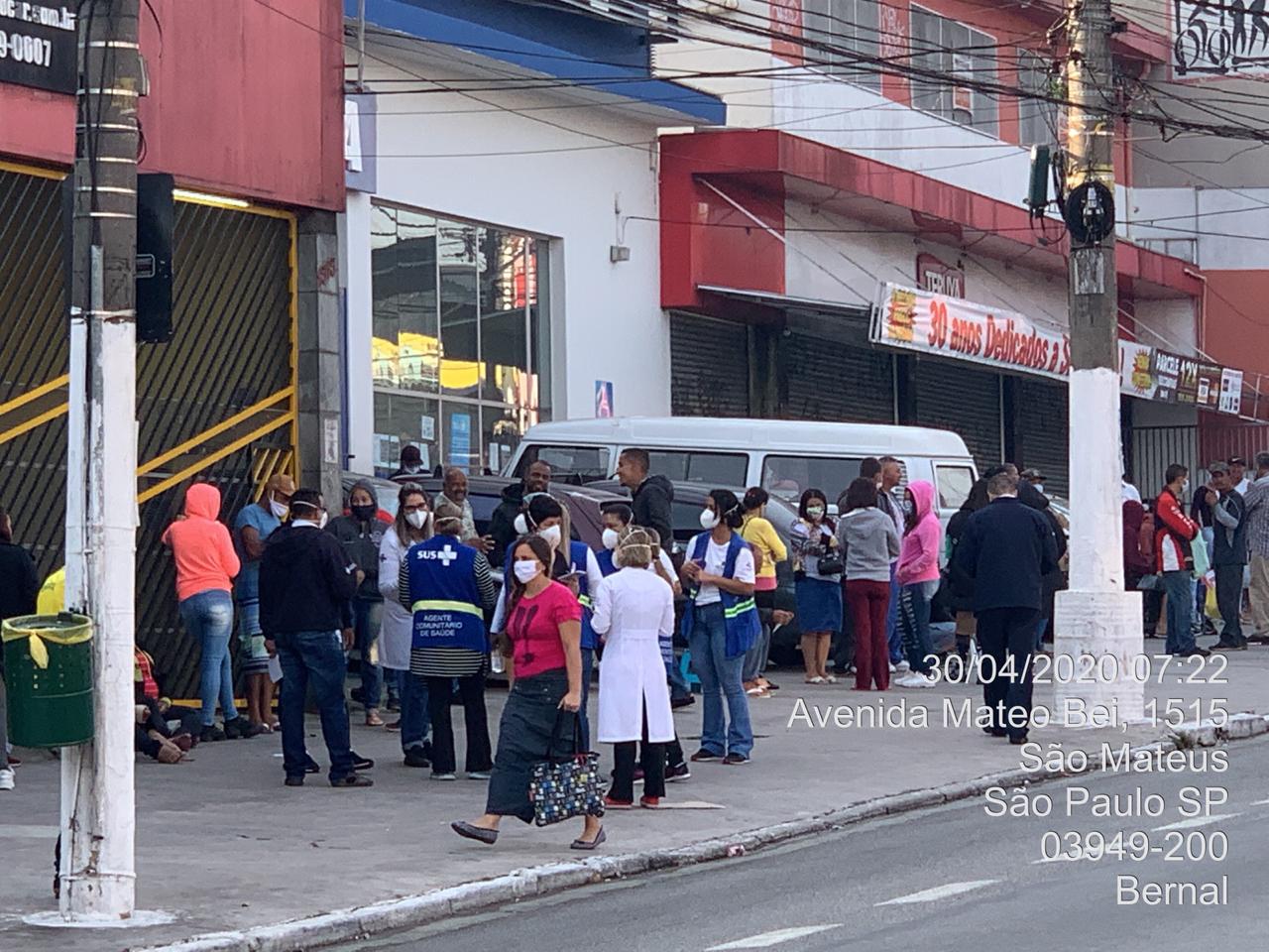 Agentes de saúde abordam pessoas na fila da Caixa, na calçada da Mateo Bei, para que tomem precauções contra o covid-19.