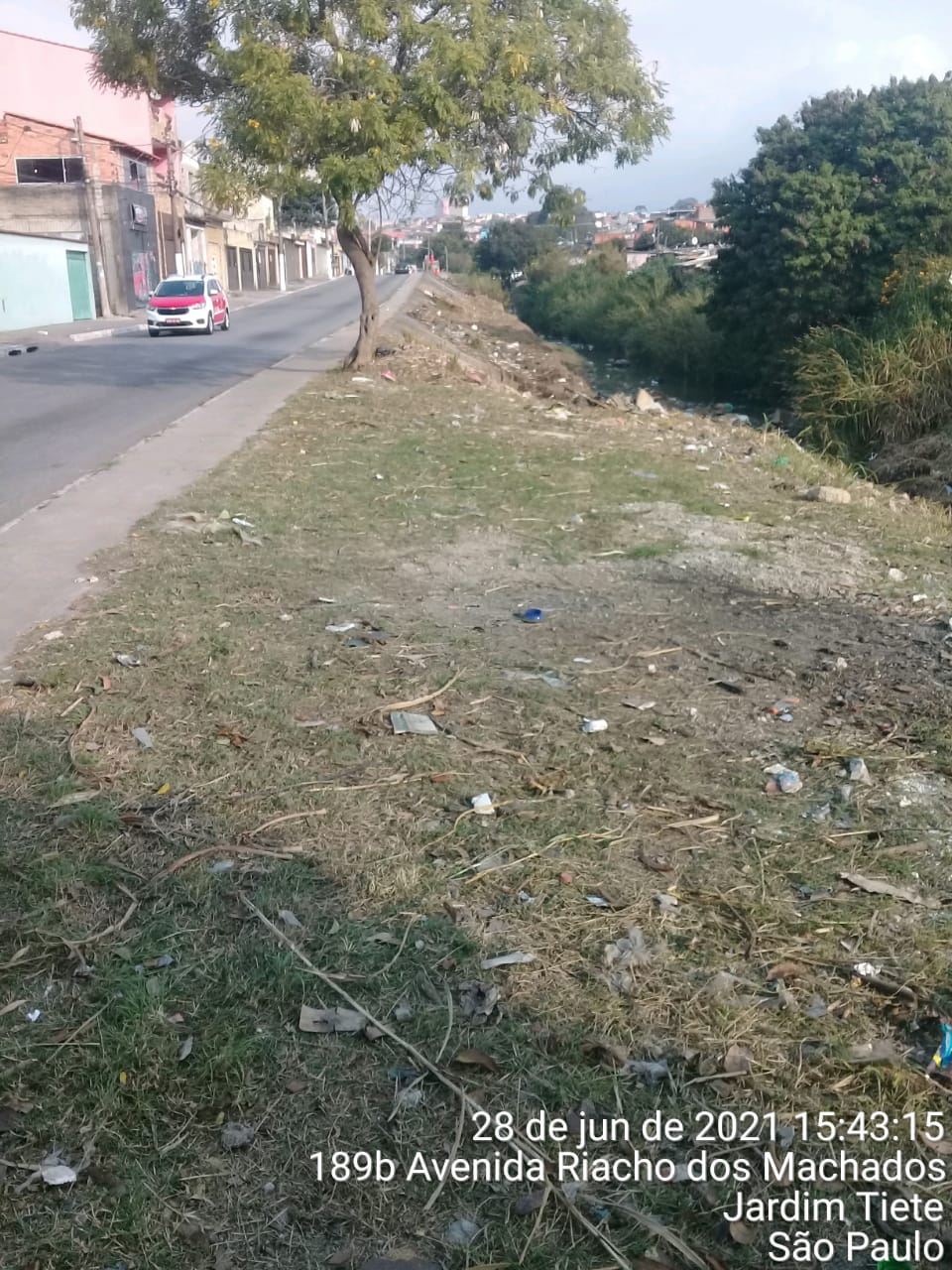 Margem esquerda do rio com a grama aparada e limpeza de detritos feita. Foto identificada como Riacho dos Machados.