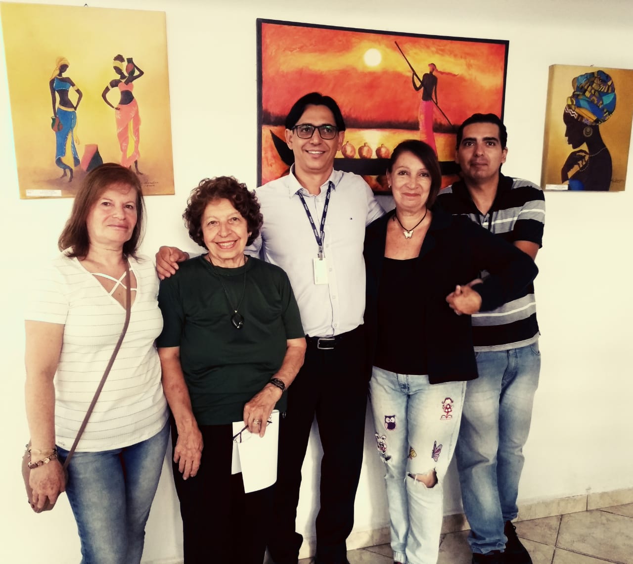 Imagem colorida, com cinco pessoas, da esquerda para direita, as artistas Cida Afonso, Rosa Branchini, o Subprefeito Alexandre Pires, a artista Rosália Gonsalves e o Supervisor de Cultura Rafael.