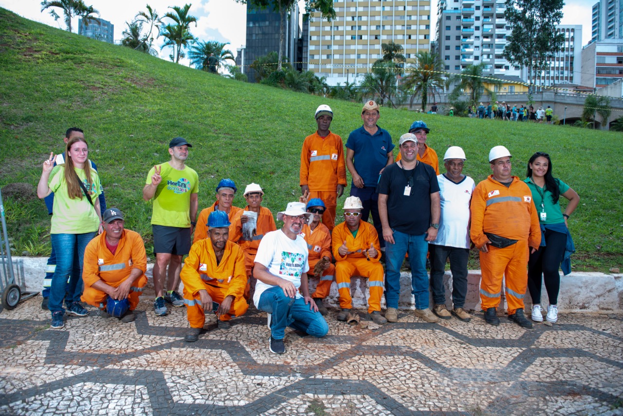 Foto com a equipe de funcionários que participaram do plantio 