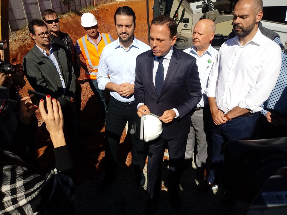 Governador, Prefeito e autoridades municipais em coletiva à imprensa, à frente do monotrilho.