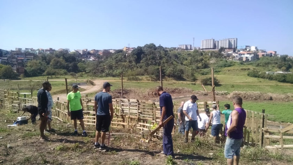 Síndica, o subprefeito e o responsável pelo Jurídico, assinam o Termo de Cooperação para adoção de uma praça.