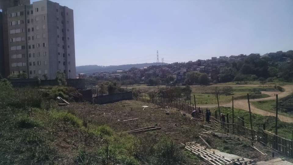 Terreno ao lado de condomínio de apartamentos está vazio, com cerca improvisada, para evitar ocupação irregular.