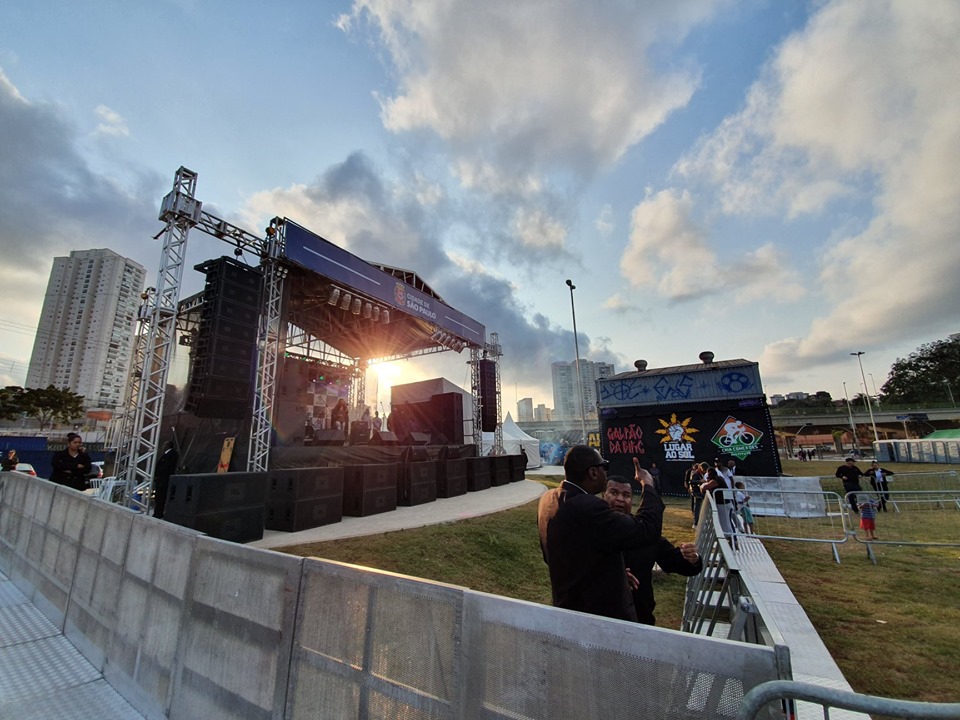 Fotografia do pôr do sol tirada de lado pegando o palco 