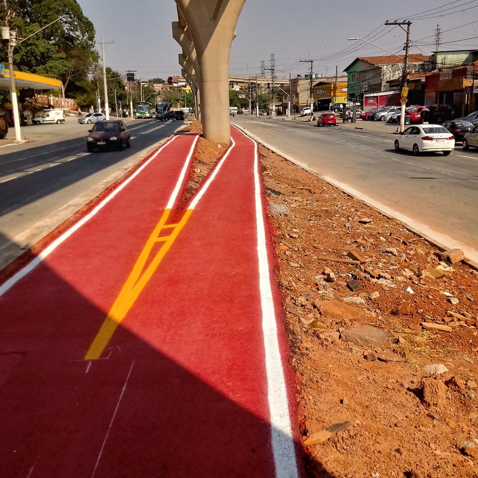 Ciclovia sendo finalizada embaixo do Monotrilho. A pista vermelha foi construída, as faixas brancas colocadas ao lado. Falta a linha divisória de mãos, no meio.