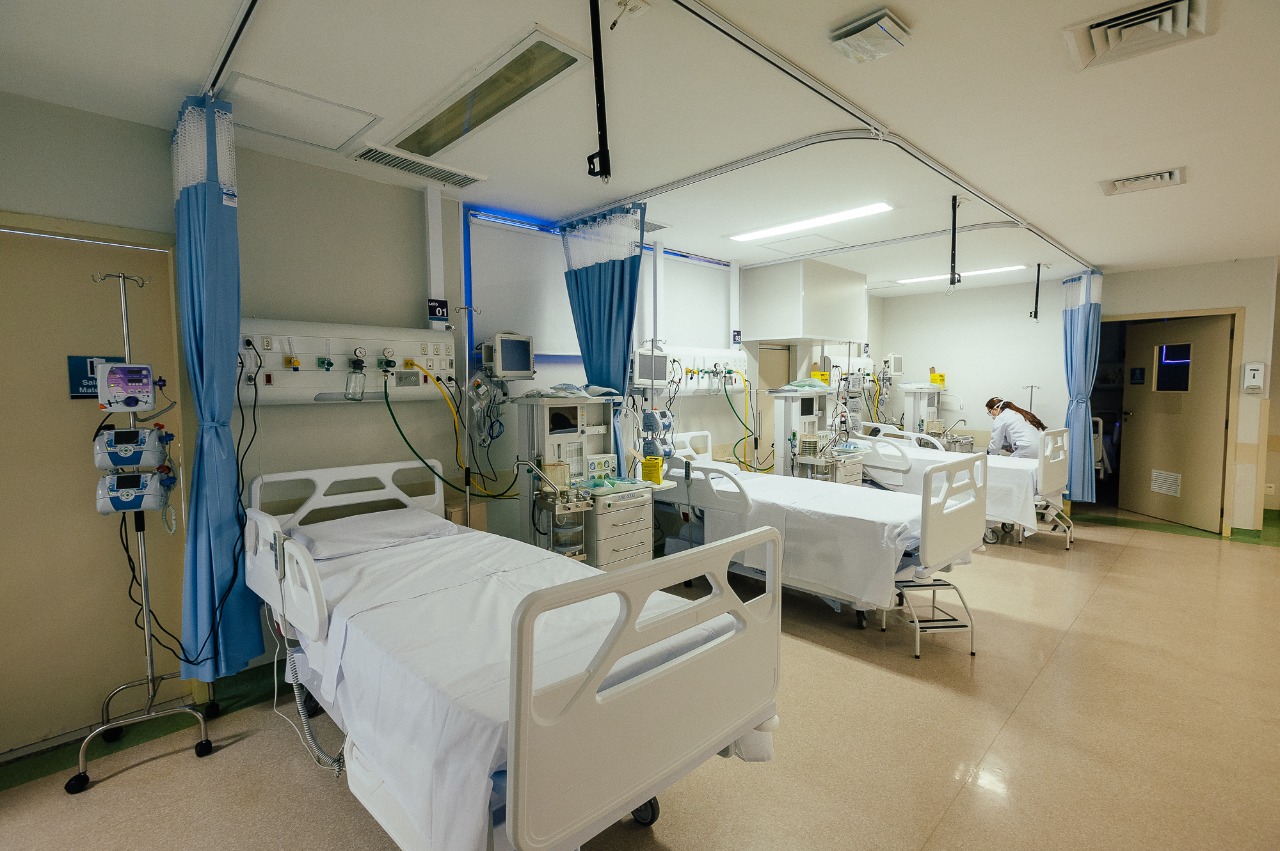 Foto mostra as camas perfiladas no interior do novo hospital