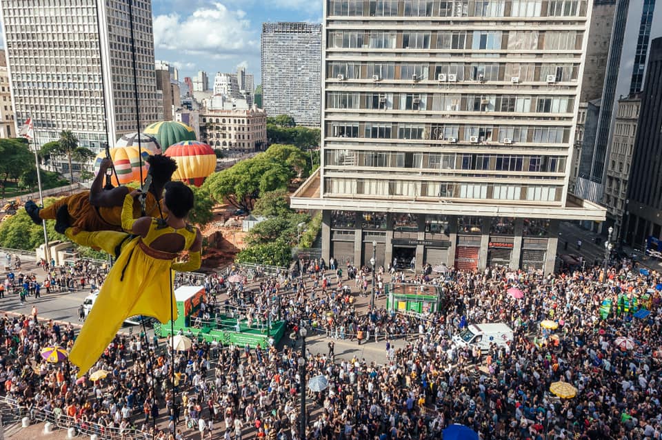 Foto colorida da multidão que invadiu a Praça do Patriarca para observar as apresentações 