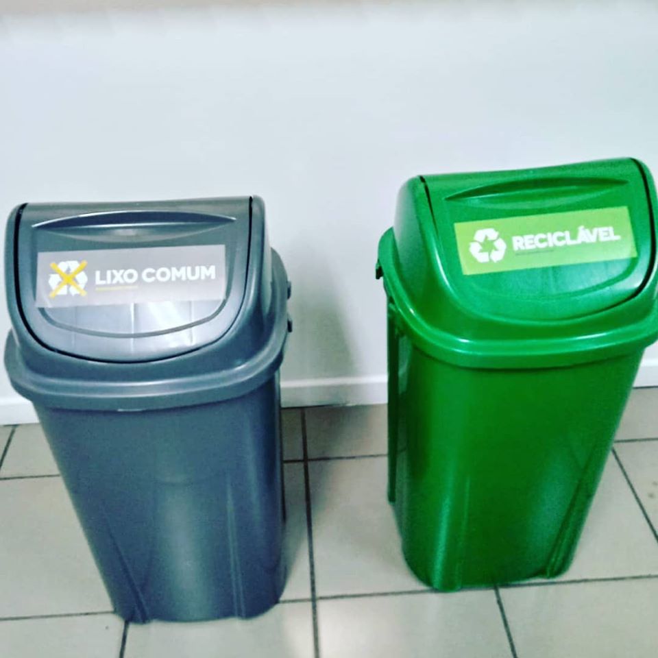 Latas de lixo, à esquerda - cinza, lixo comum, à direita - verde, lixo reciclável.