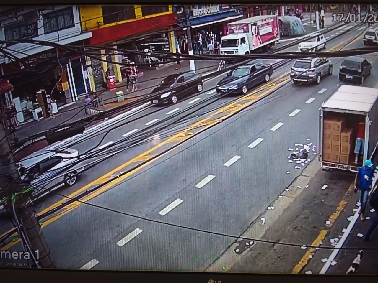 Câmera da  Mateo Bei mostra o trânsito na avenida e um pequeno caminhão de mercadorias sendo descarregadas