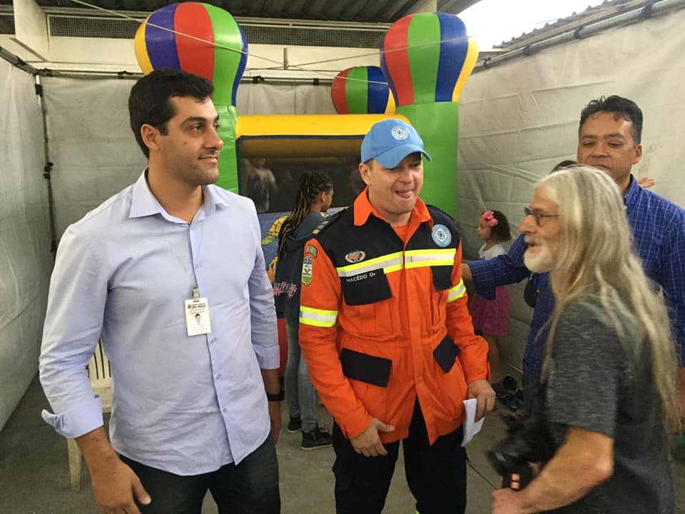 Subprefeito de São Mateus conversa com integrante do grupo Bombeiros Unidos Sem Fronteiras