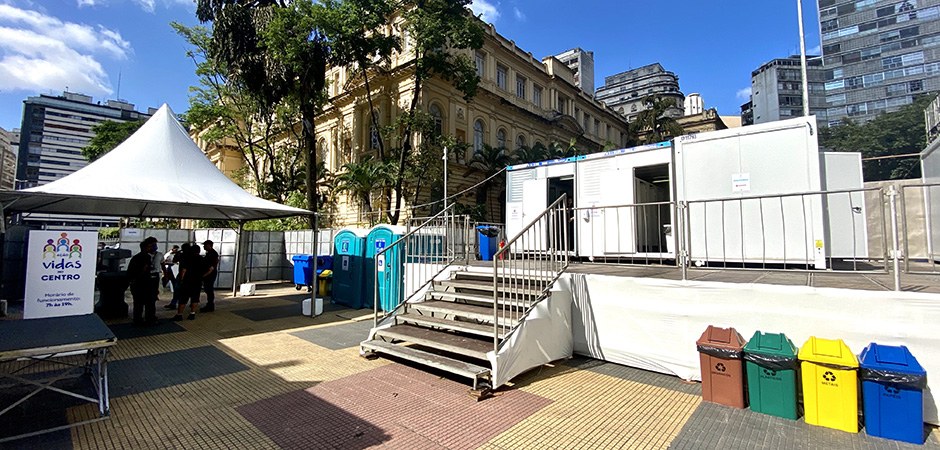 Foto colorida da da tenda e dos banheiros