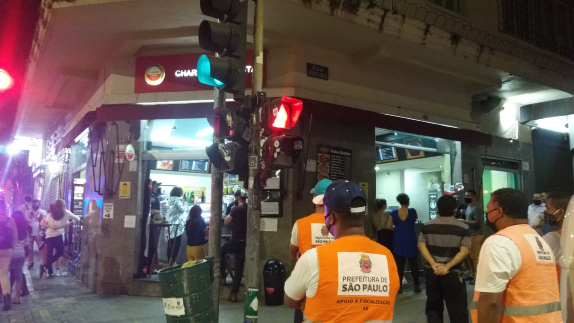 Agentes da Subprefeitura estão em frente a um bar aberto