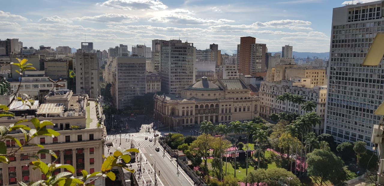 Foto aérea do Centro de São Paulo. Observa-se o Theatro Municipal e muitos prédios