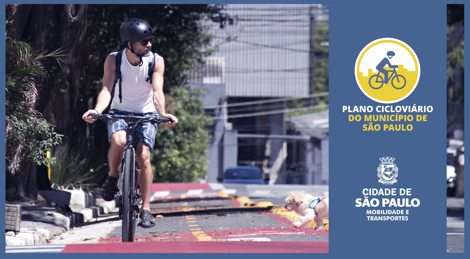 Foto mostra ciclista trafegando pela ciclovia, o logotipo da Prefeitura de São Paulo na cor branca em um fundo azul e o logotipo do plano cicloviário que é um ciclista dentro de um círculo amarelo, com os dizeres "plano cicloviário do município de São Paulo" abaixo desse círculo