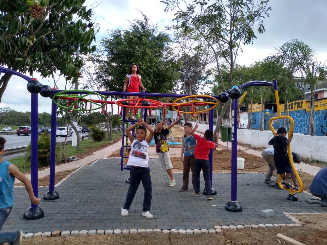 Imagem com 8 crianças entre 7 e 10 anos brincando em um parque 
