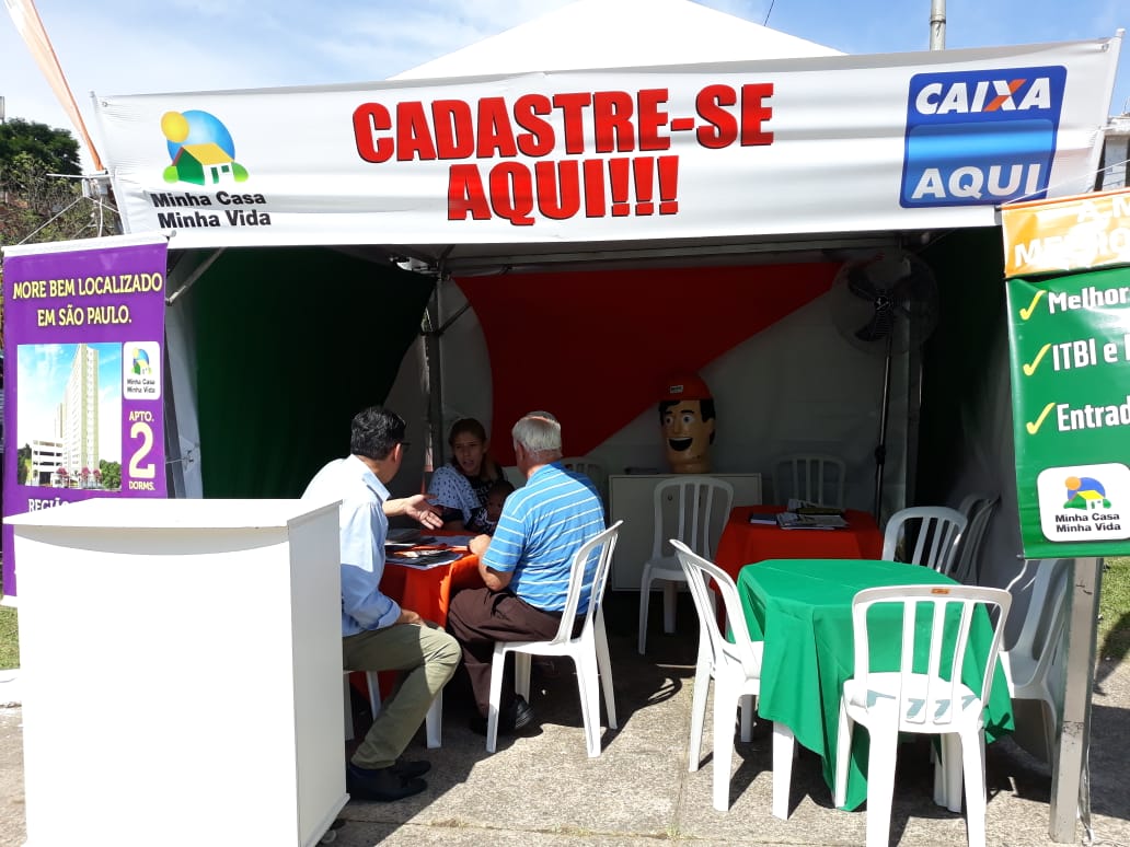 Na imagem está a tenda para cadastro de munícipes no programa Minha Casa Minha Vida