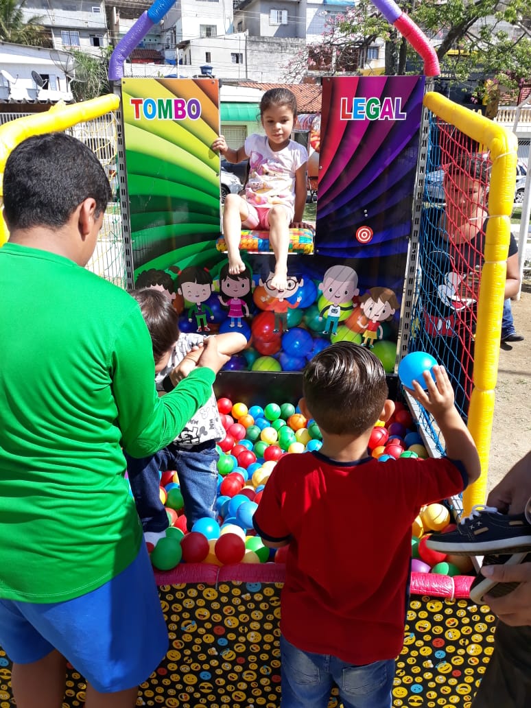 Na imagem crianças se divertem na piscina de bolinhas