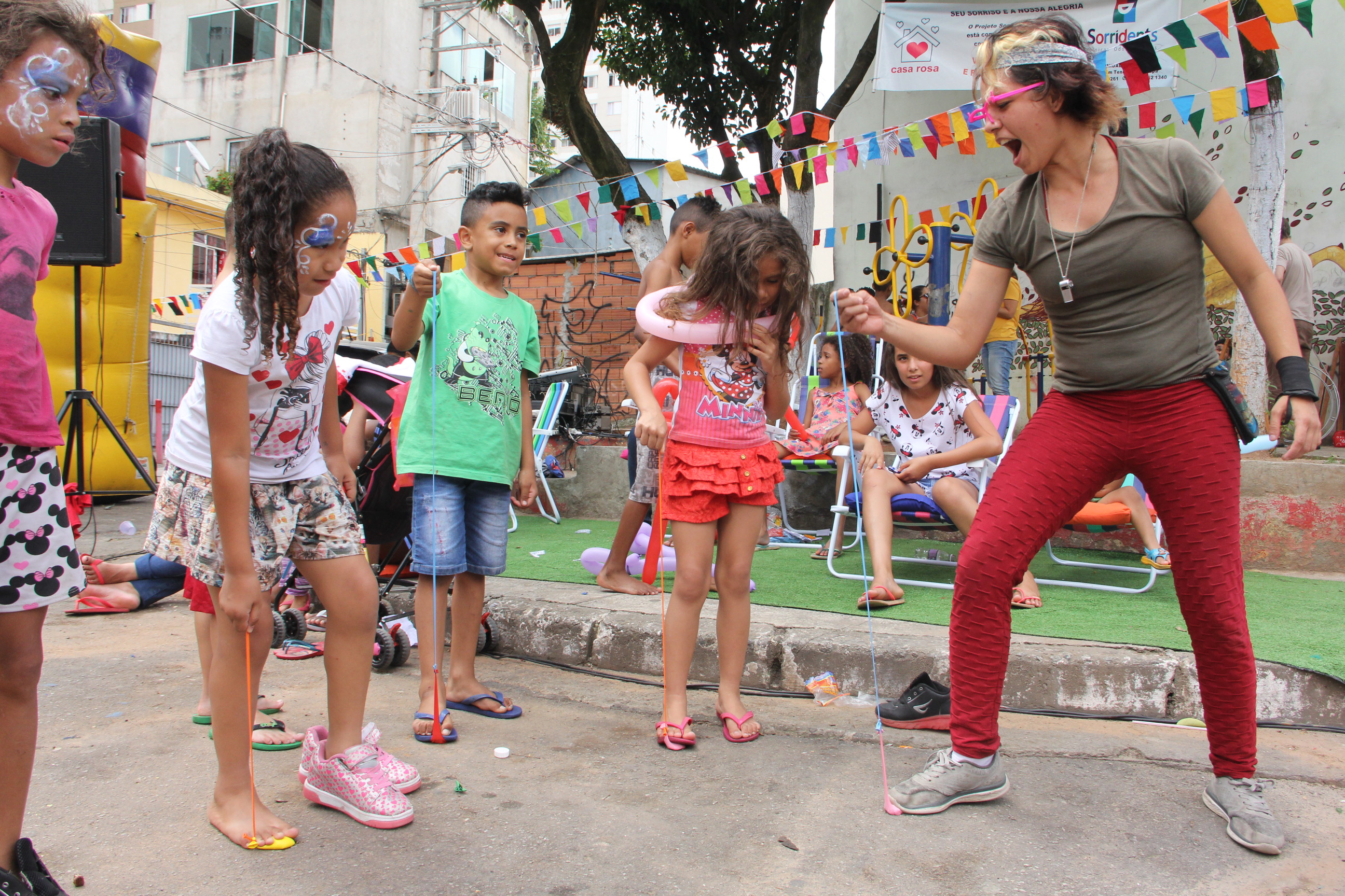 Comunidade local com público infantil e adulto durante a programação da caravana cultural