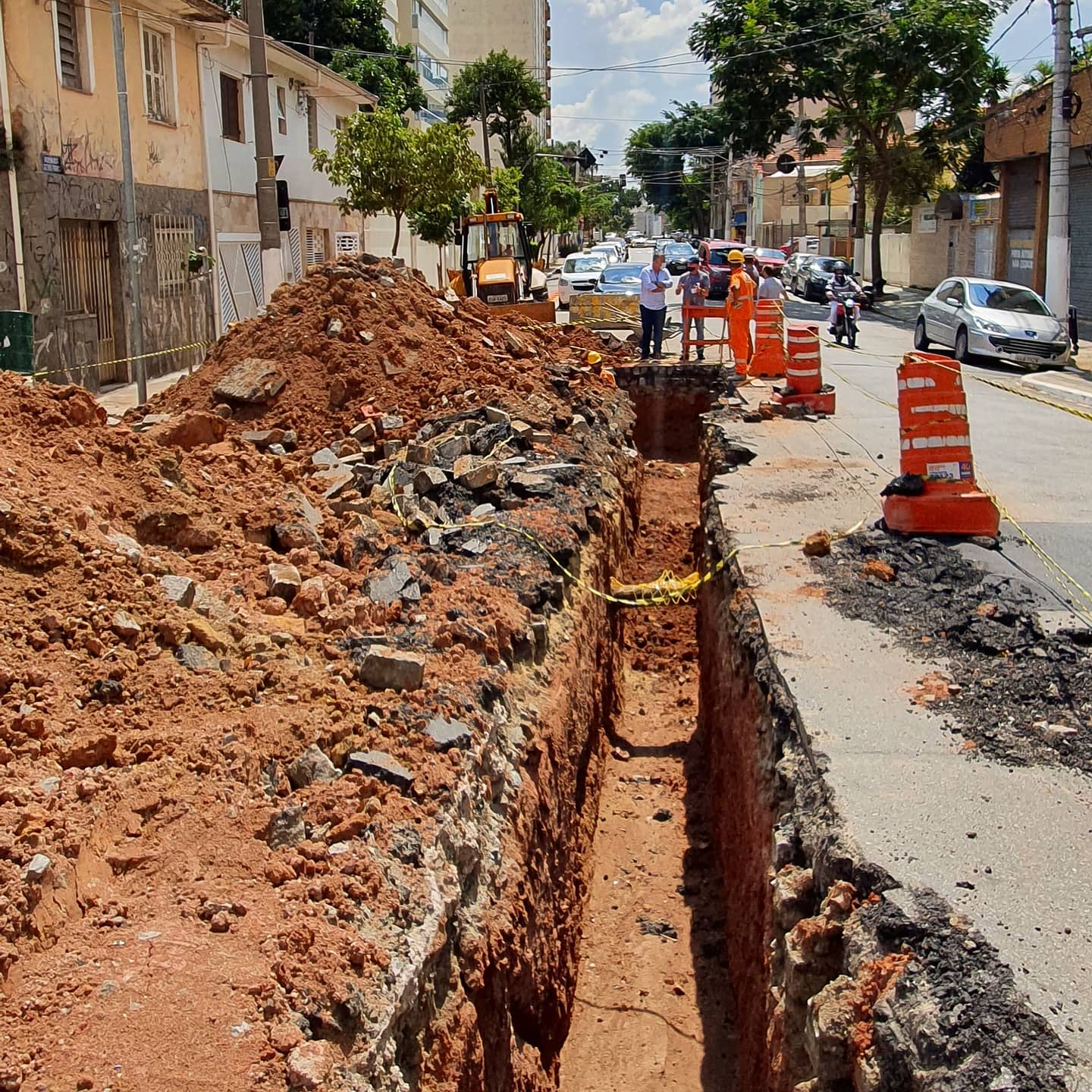 Foto colorida mostra obras na Avenida Lacerda Franco