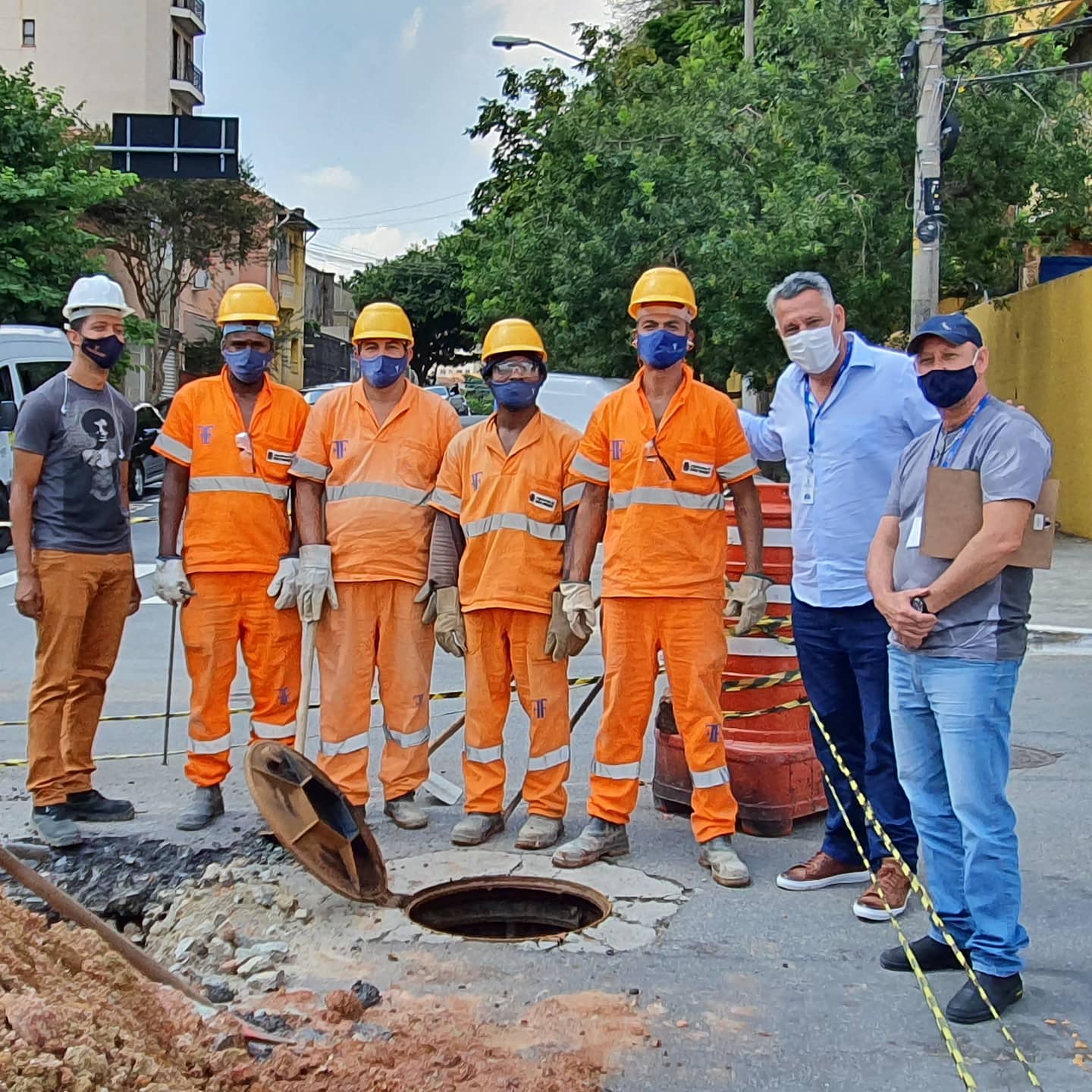 foto colorida mostra o subprefeito da Sé posando com os funcionários citados na matéria