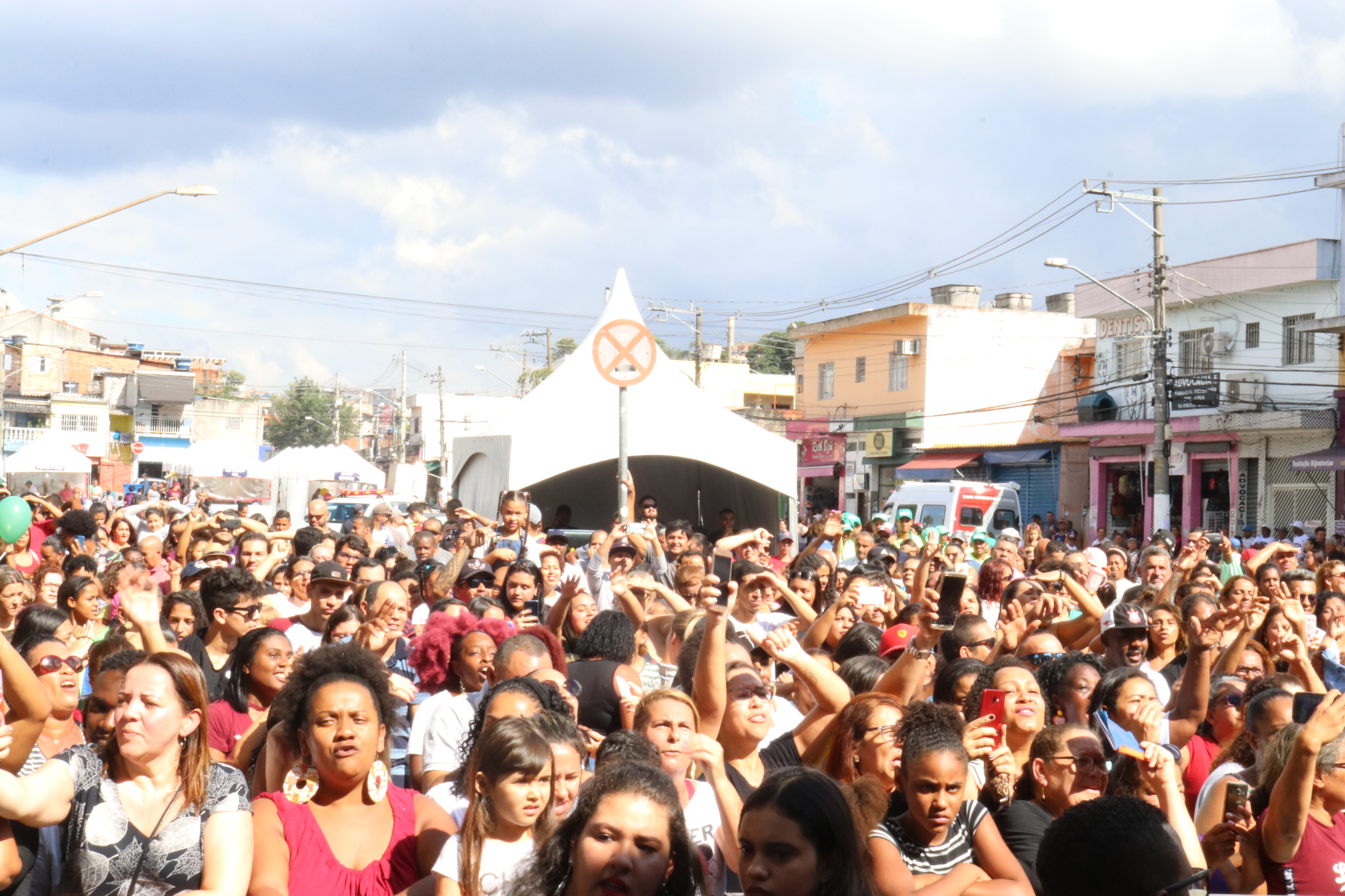 publico na área destinada ao show em frente ao palco