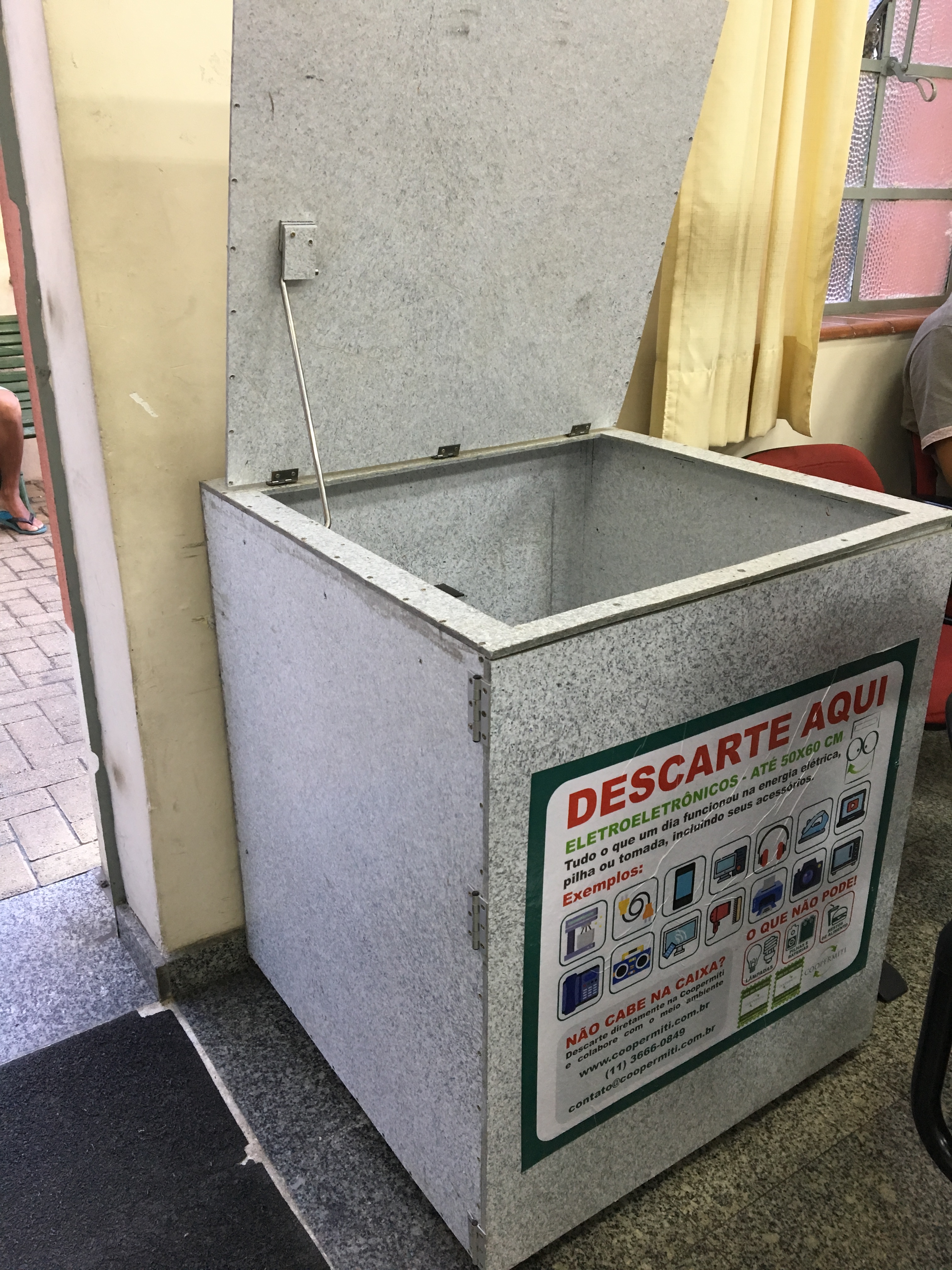 Caixa para depósito de lixo eletrônico